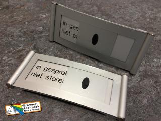 Aluminium houder, licht gebogen met schuif, in gesprek niet storen